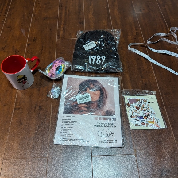 Taylor Swift Swiftie Bundle - Picture 2 of 16